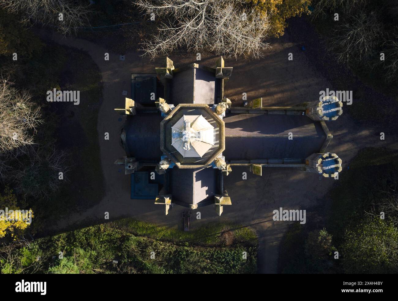 Vista dall'alto, tetto e torretta. Abney Park Chapel, Londra, Regno Unito. Architetto: Kaner Olette Architects, 2023. Foto Stock