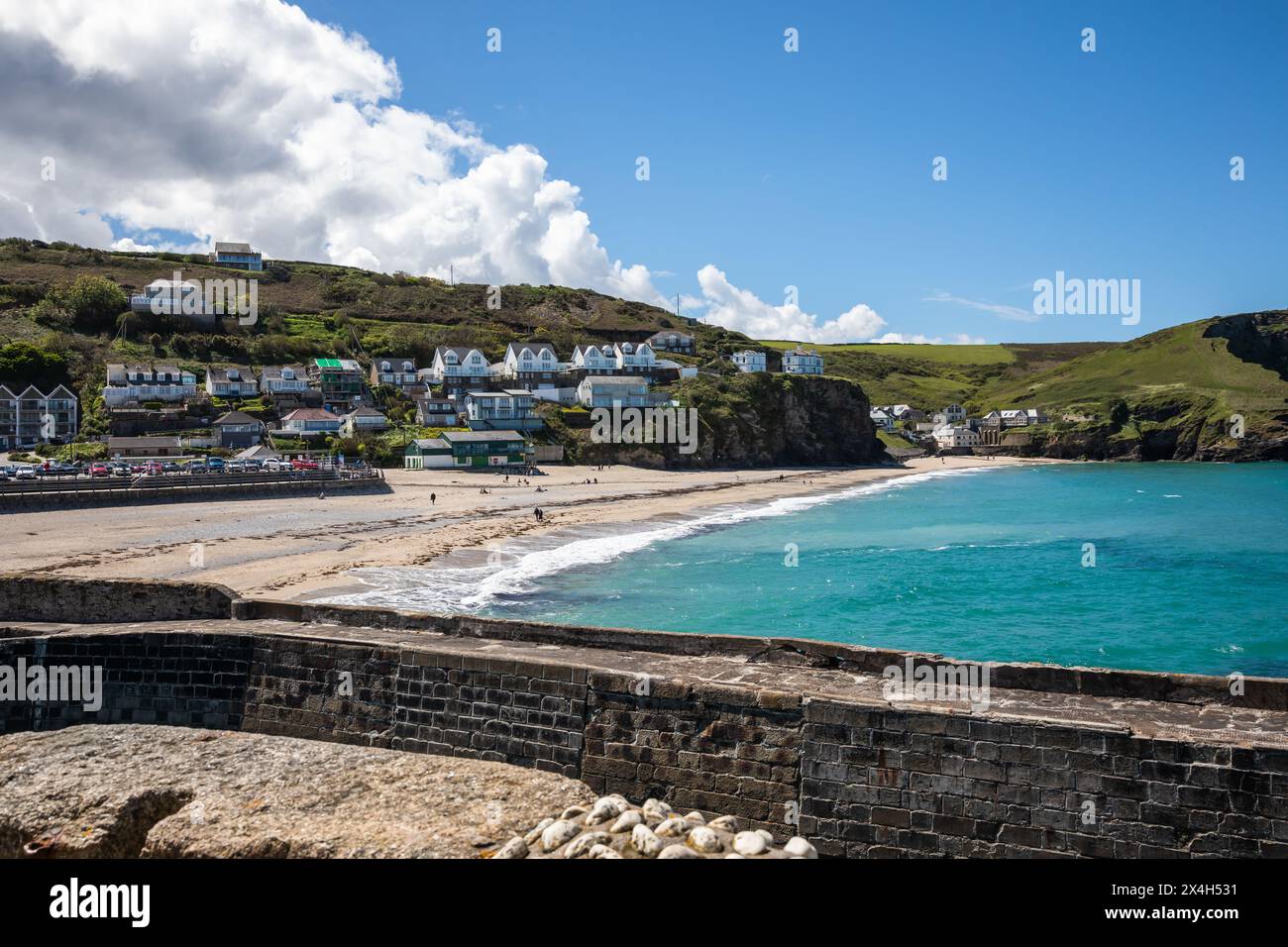 Portreath, Cornovaglia, 3 maggio 2024, persone erano fuori per una passeggiata pomeridiana sulla spiaggia di Portreath, Cornovaglia. Le barche sono state tutte rimesse in acqua dopo l'inverno. Il cielo era azzurro, con un sole splendente e il 13° C, che ha fatto un bel cambiamento dopo tutte le recenti precipitazioni. Crediti: Keith Larby/Alamy Live News Foto Stock