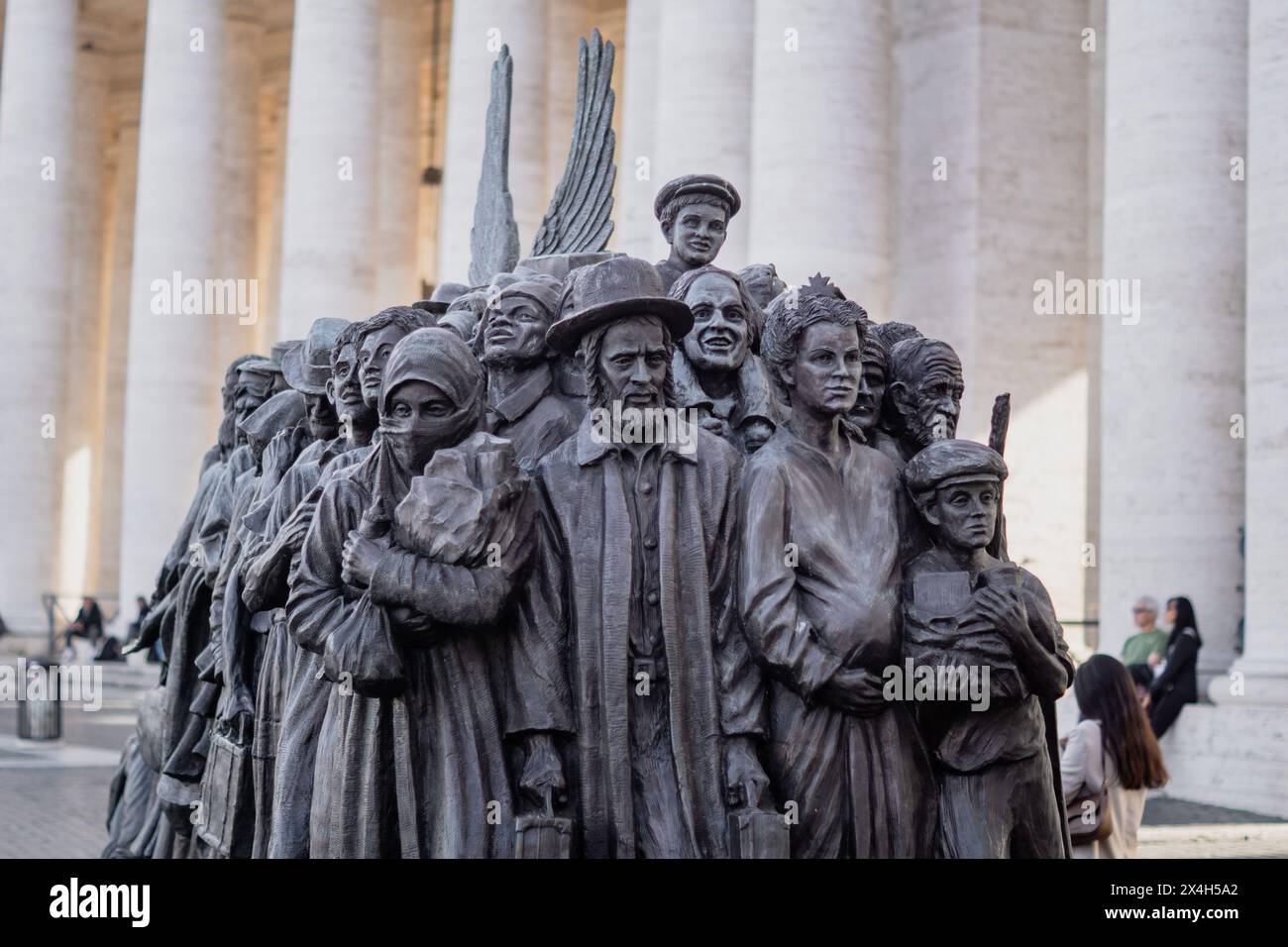 Angeli sconosciuti, scultura in bronzo di Timothy Schmalz installata in Piazza San Pietro in Vaticano Foto Stock