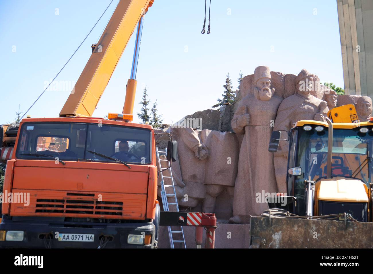 KIEV, UCRAINA - 30 APRILE 2024 - i lavoratori stanno smantellando il monumento commemorativo dell'accordo di Pereiaslav sotto l'Arco della libertà del popolo ucraino, precedentemente noto come Arco dell'amicizia dei popoli, a Kiev, capitale dell'Ucraina. Il monumento rappresenta la promessa cerimoniale di fedeltà dei cosacchi allo zar di Russia che ebbe luogo nella città di Pereiaslav nel gennaio 1654. Foto Stock