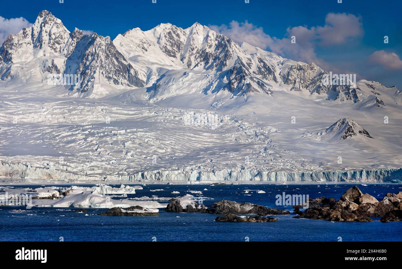 Montagne e ghiacciai sulla costa della Penisola Antartica in Antartide. Foto Stock