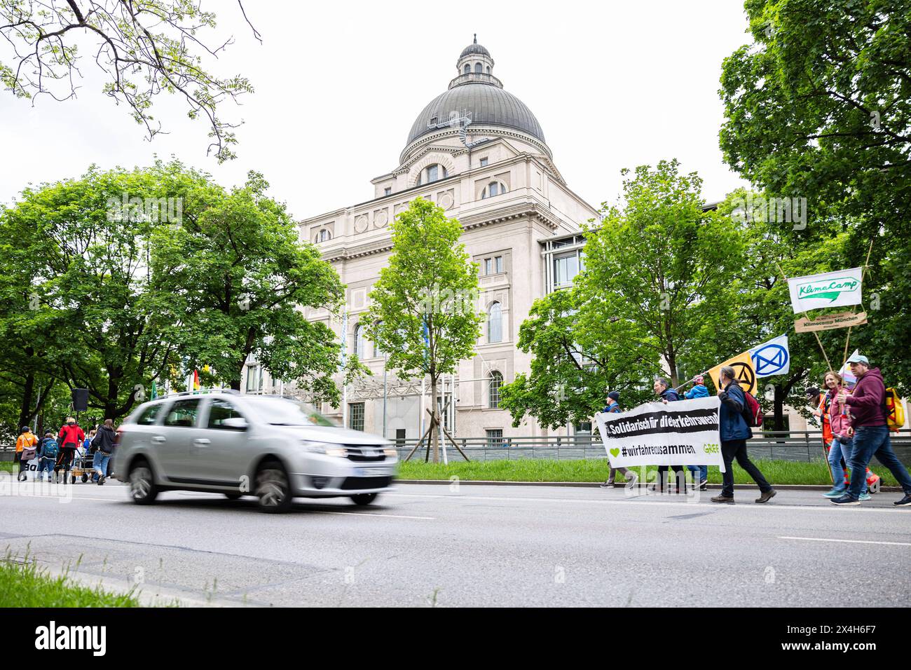 Venerdì per il futuro a München 38 Menschen versammelten sich am 3.5.2024 a München bei venerdì per il futuro, um für mehr Klimaschutz und gegen Subventionen von fossilen Energien zu protestieren. -- 38 persone si sono riunite a Fridays for Future a Monaco il 3 maggio 2024 per protestare per una maggiore protezione del clima e contro i sussidi per i combustibili fossili. München Bayern Deutschland Copyright: XAlexanderxPohlx Foto Stock