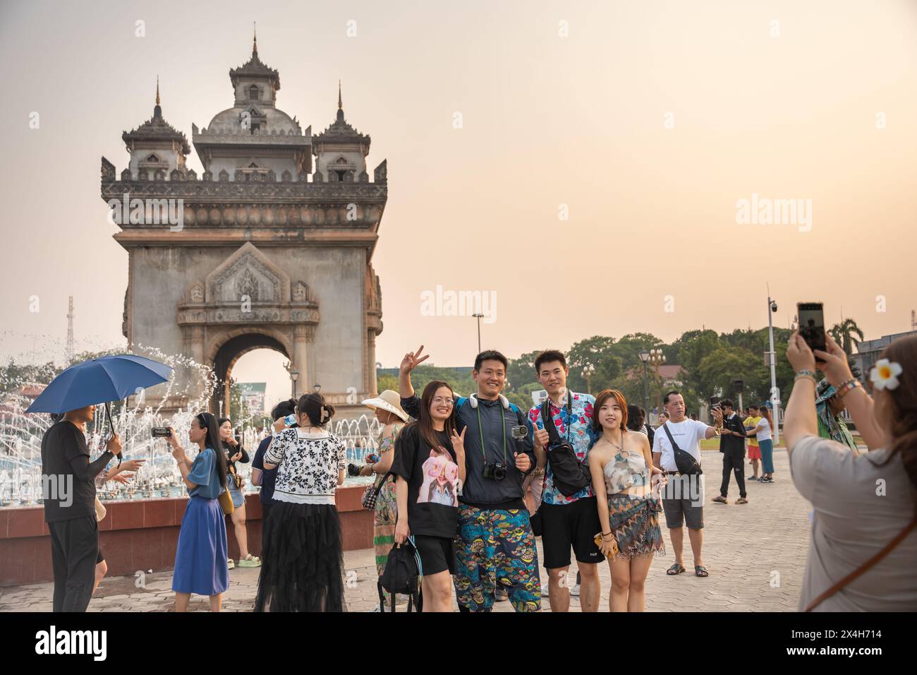 Vientiane, Laos. 1 maggio 2024. I turisti cinesi scattano foto di fronte al monumento Patuxay a Vientiane, Laos, 1° maggio 2024. Crediti: Kaikeo Saiyasane/Xinhua/Alamy Live News Foto Stock