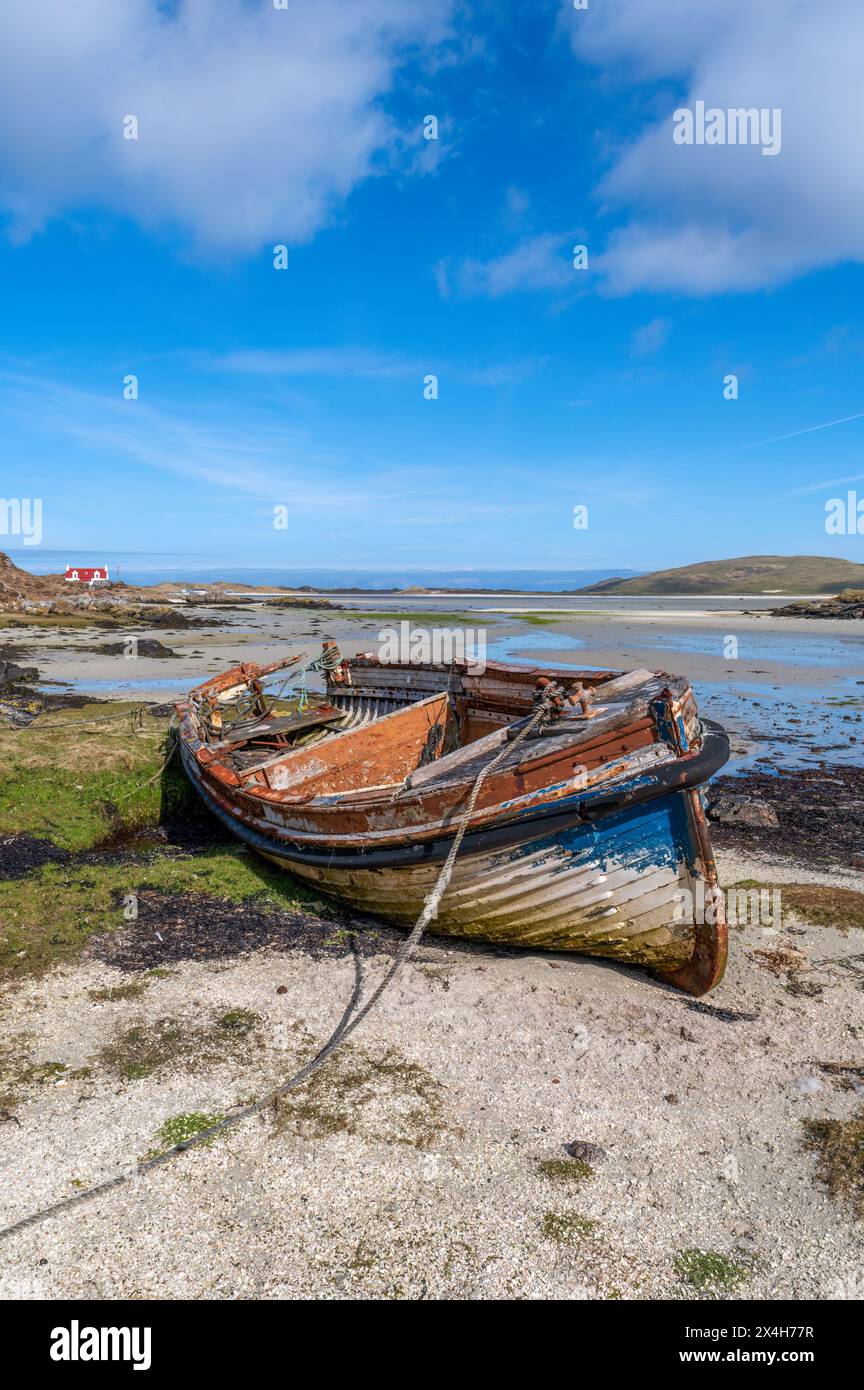 Vecchia barca da pesca a Traigh Mhor, l'isola di barra, Scozia. Foto Stock