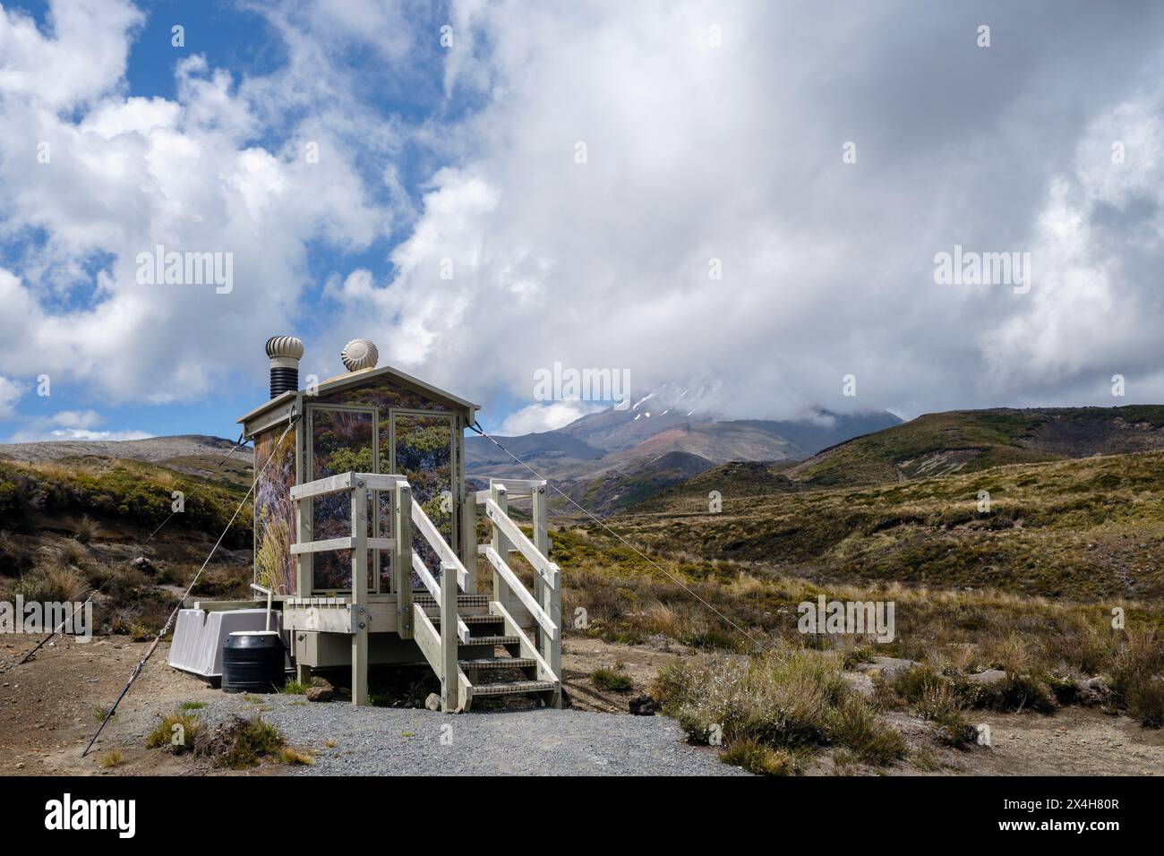 Una toilette e vista verso il Monte Ruapehu, il Parco Nazionale del Tongariro, la regione di Manawatu-Whanganui, l'Isola del Nord, nuova Zelanda Foto Stock