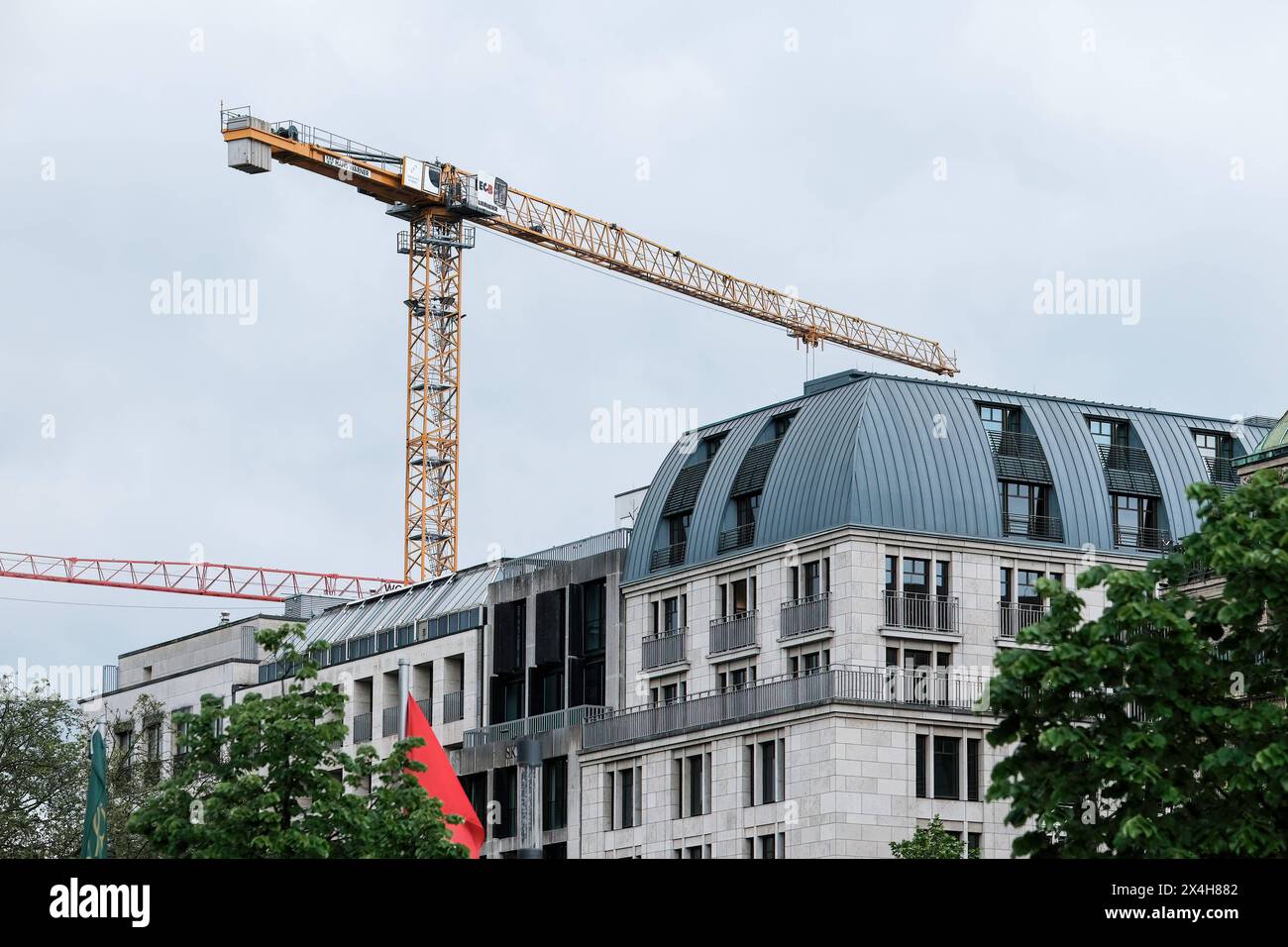 Düsseldorf 03.05.2024 Kran Baukran Baustelle Bauboom Wohnungen Wohnungsnot Mieten Mietpreis sozialer Wohnungsbau Immobilien Turmkran Laufkatze Wohnraummangel Wohnungsmangel Wohnung Baustelle Neubau Wohnungen Wohnung Baugerüst Mehrfamilienhaus Mietshaus Miete Mietspiegel Mietpreisspiegel Immobilie Immobilien Wohnungsnot Rohbau Wohnungsmangel Wohnungsmangel Baustau Wohnimmobilie Wohnungsimmobilien Mietpreise Altbau Leerstand Baumaterial Baustoffe Leiter Aussenleiter Bauleiter Mietpreise Wohnungsbau Ballungsgebiet bezahlbarer Wohnraum Wohnungssuche CO2-Preis CO2 Bundes-Klimaschutzgesetz Heizen He Foto Stock