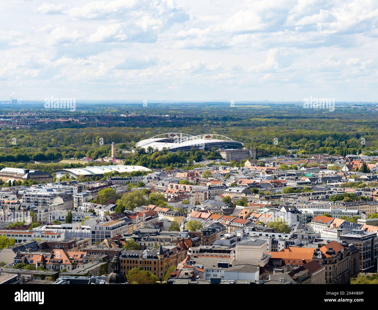 Red Bull Arena nel paesaggio urbano di Lipsia in Sassonia. Esterno dell'edificio dello stadio da una vista aerea per la squadra di calcio e la destinazione di viaggio. Foto Stock