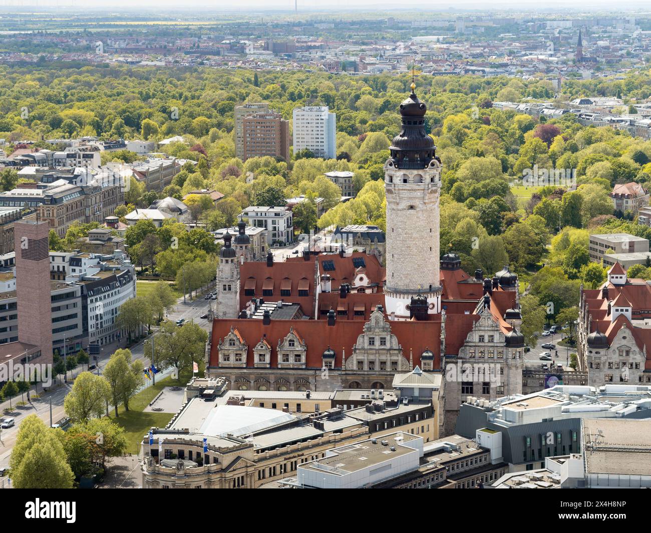 Nuovo edificio esterno del municipio di Lipsia con la famosa torre dall'alto. Vista aerea presso il monumento storico dell'amministrazione cittadina. Foto Stock