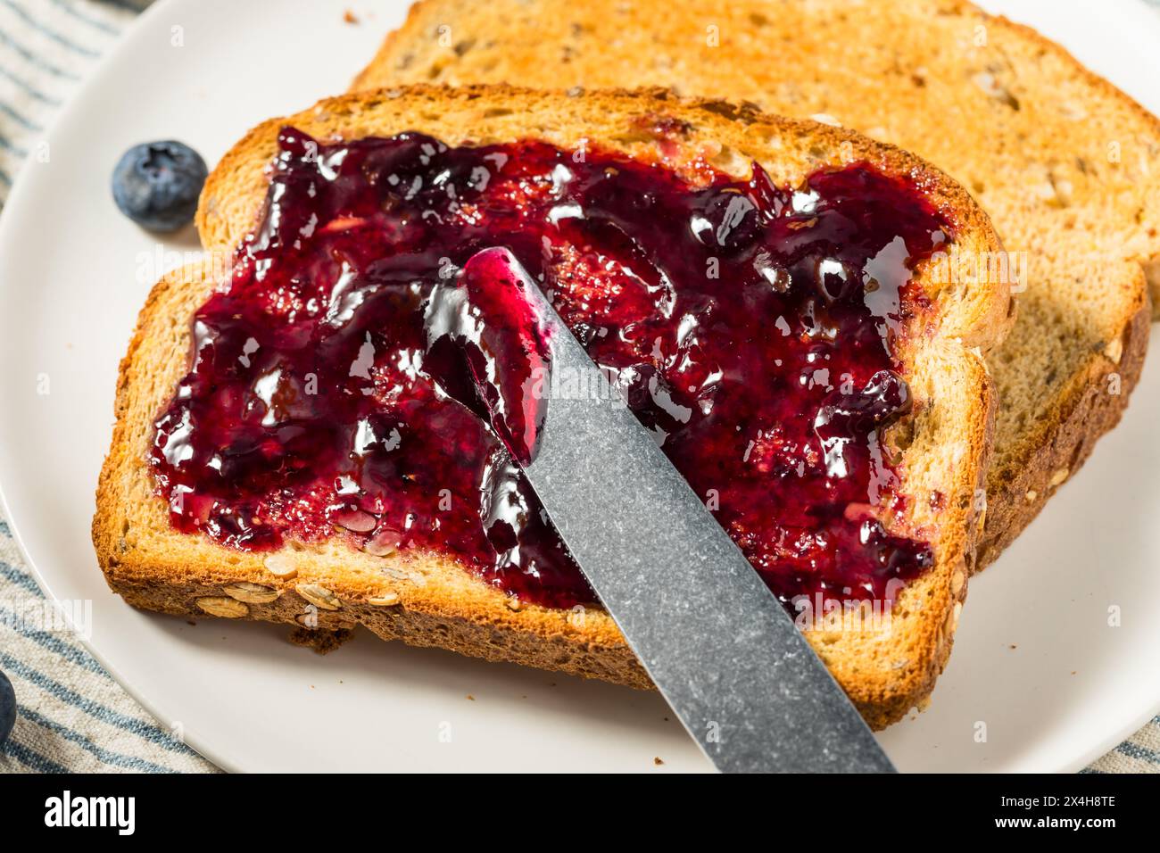 Sana marmellata di mirtilli fatta in casa e pane tostato per colazione Foto Stock