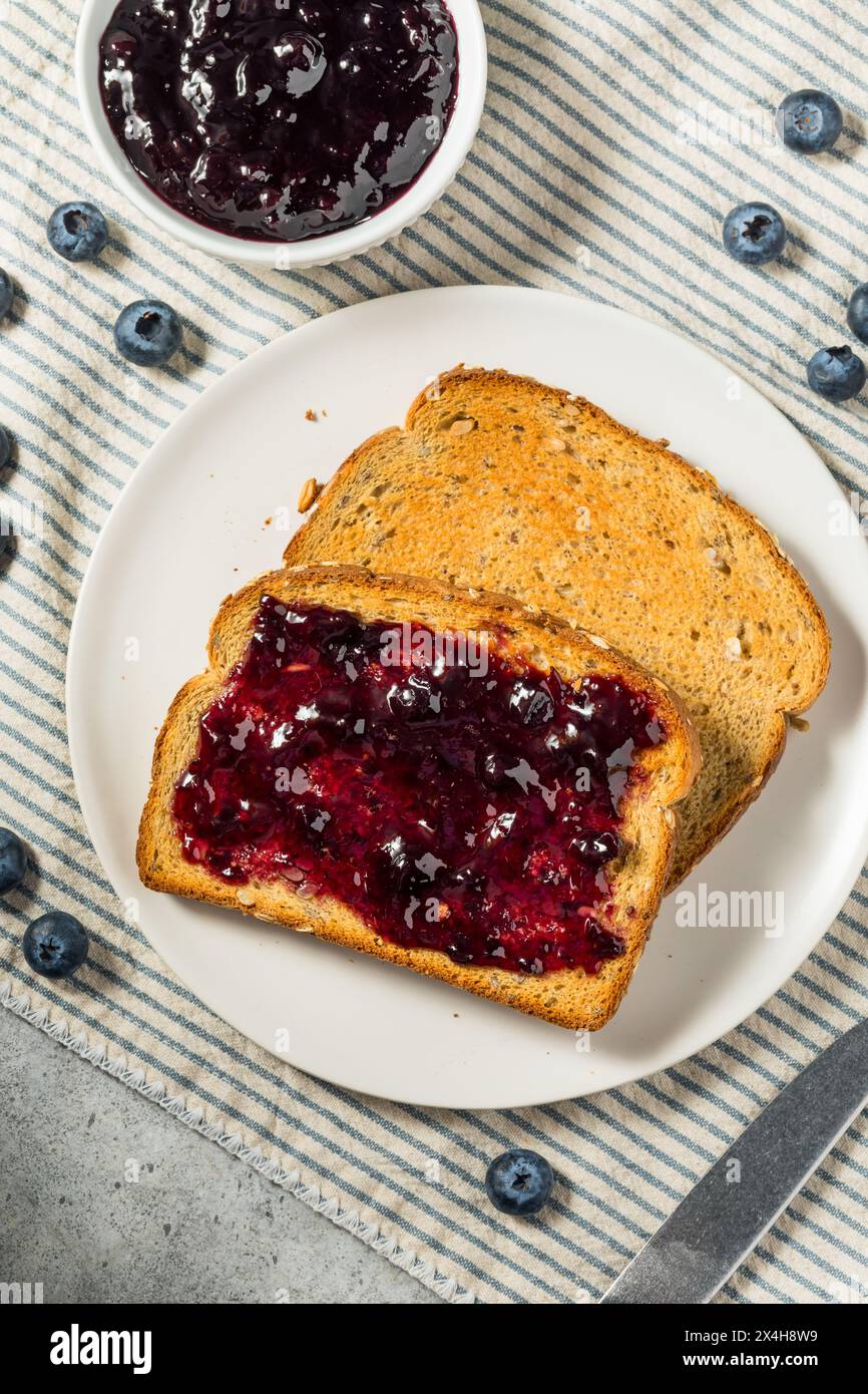 Sana marmellata di mirtilli fatta in casa e pane tostato per colazione Foto Stock
