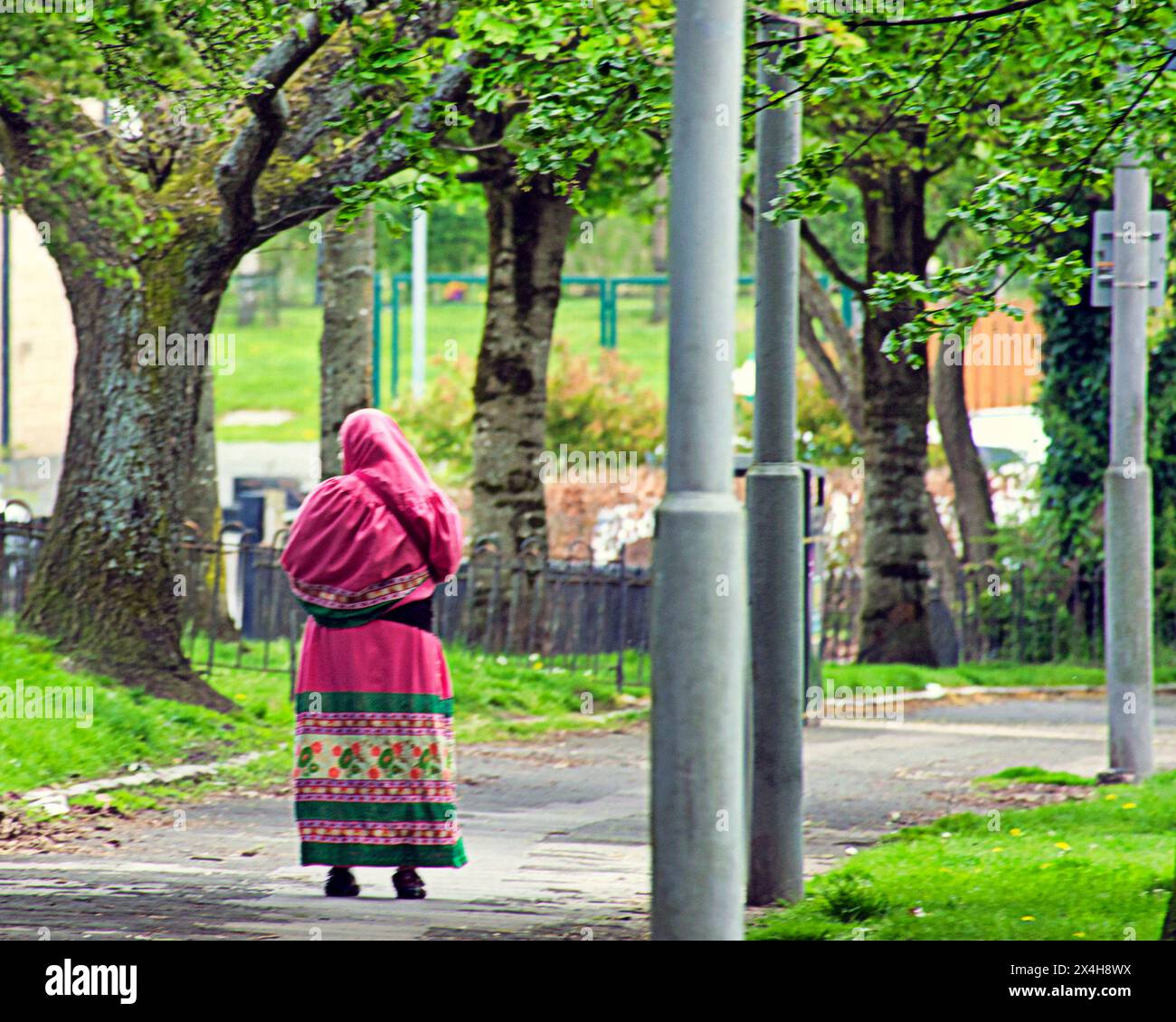 Glasgow, Scozia, Regno Unito. 3 maggio 2024: Regno Unito Meteo: Straniero in abito tradizionale estate soleggiata come il tempo nel centro della città. Credit Gerard Ferry/Alamy Live News Foto Stock