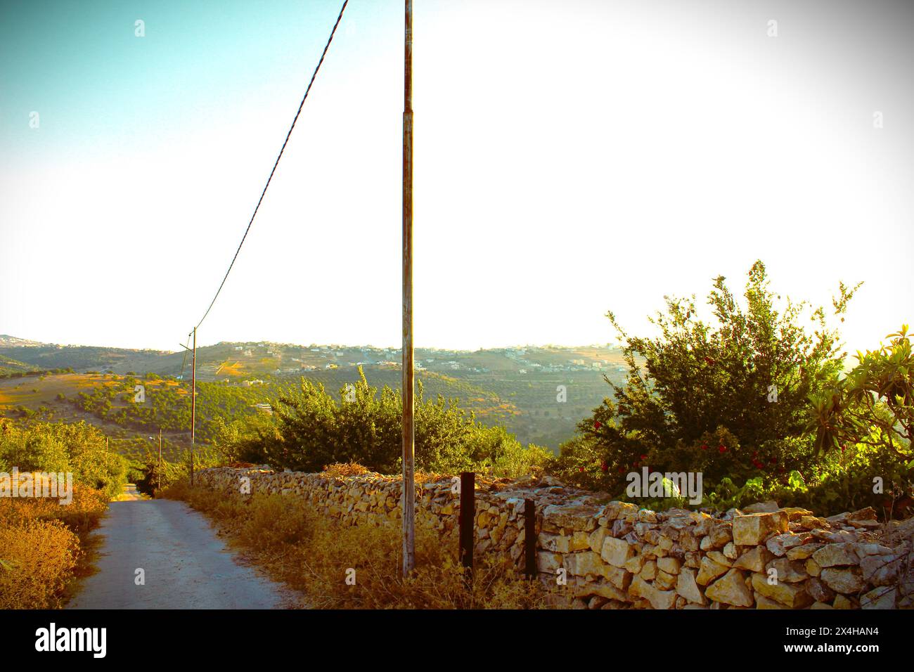 Strada di campagna con vista sul paesaggio Foto Stock