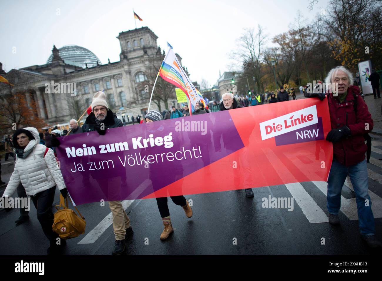 Friedensdemo Nein zu Kriegen DEU, Deutschland, Germania, Berlino, 25.11.2023 Demonstranten Der Partei Die Linke Linkspartei mit Transparent Nein zum Krieg Ja Zum Voelkerrecht NRW auf der Demonstration der deutschen Friedensbewegung unter dem motto Nein zu Kriegen Ruestungswahnsinn stoppen Zukunft friedlich und gerecht gestalten die Waffen nieder fuer Frieden und eden und eschinik Deutenschland Tremysoziale a Friedenschland Deutensperik Friedensperik Friedensperik in Berlin . Der Protestation fordert einen Waffenstillstand a Gaza , Friedensverhandlungen sowie Ende der Sanktionen gegen Russland , Ende der Waffenlieferungen an die Ukraine und Foto Stock