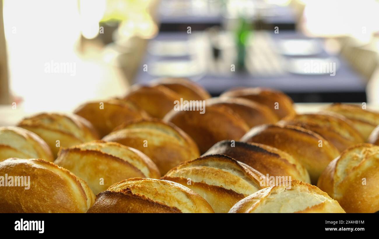 Primo piano su fondo isolato di pane appena sfornato. Foto Stock