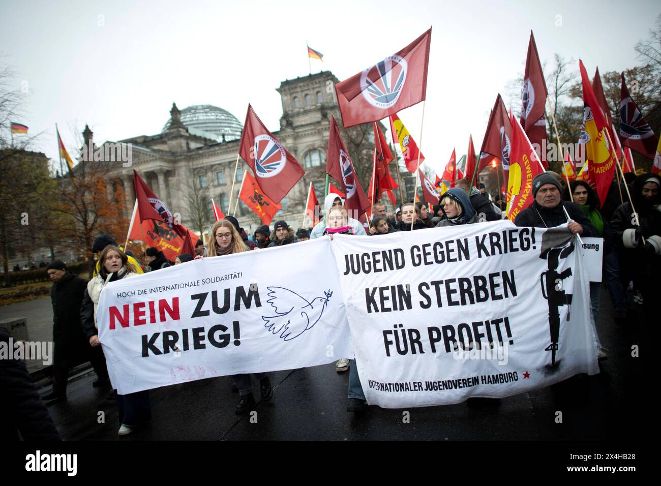 Friedensdemo Nein zu Kriegen DEU, Deutschland, Germania, Berlino, 25.11.2023 Demonstranten mit Transparent Nein Zum Krieg Jugend gegen Krieg Kein Sterben fuer profit auf der Demonstration der deutschen Friedensbewegung unter dem motto Nein zu Kriegen Ruestungswahnsinn stoppen Zukunft friedlich und gerecht gestalten die Waffen nieder fuer Frieden und eine soziale Friedenspolitik Tam Brandenburland Tor Berlin Der Protestation fordert einen Waffenstillstand a Gaza , Friedensverhandlungen sowie Ende der Sanktionen gegen Russland , Ende der Waffenlieferungen an die Ukraine und allgemein ge Foto Stock