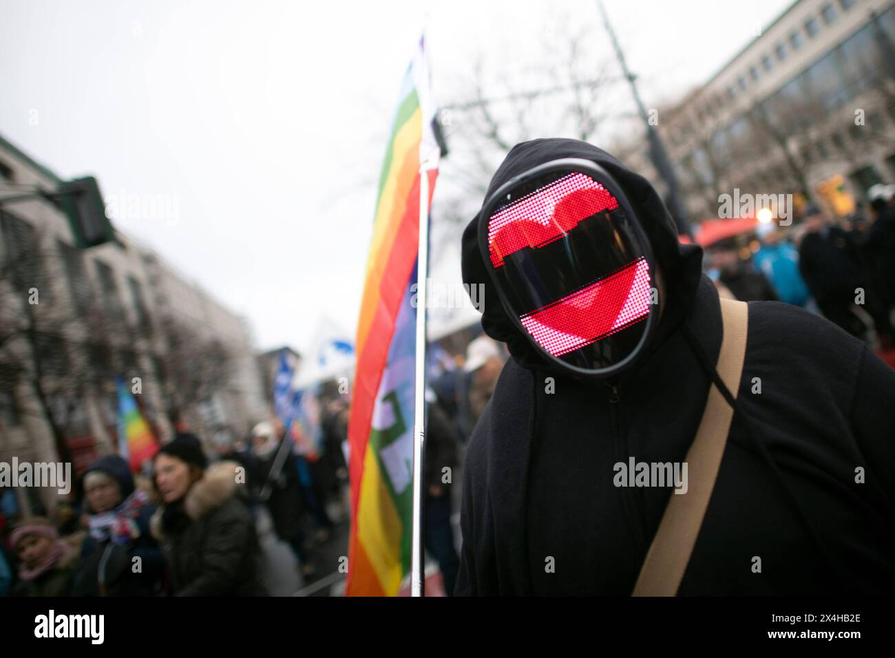 Friedensdemo Nein zu Kriegen DEU, Deutschland, Germania, Berlino, 25.11.2023 Demonstrant mit Maske Symbol Herz auf der Demonstration der deutschen Friedensbewegung unter dem motto Nein zu Kriegen Ruestungswahnsinn stoppen Zukunft friedlich und gerecht gestalten Die Waffen nieder fuer Frieden und eine soziale Friedenspolitik Deutschland TEU in Berlin Der Protestation fordert einen Waffenstillstand a Gaza , Friedensverhandlungen sowie Ende der Sanktionen gegen Russland , Ende der Waffenlieferungen an die Ukraine und allgemein gegen Aufruestung en: Manifestante con maschera simbolo cuore a. Foto Stock