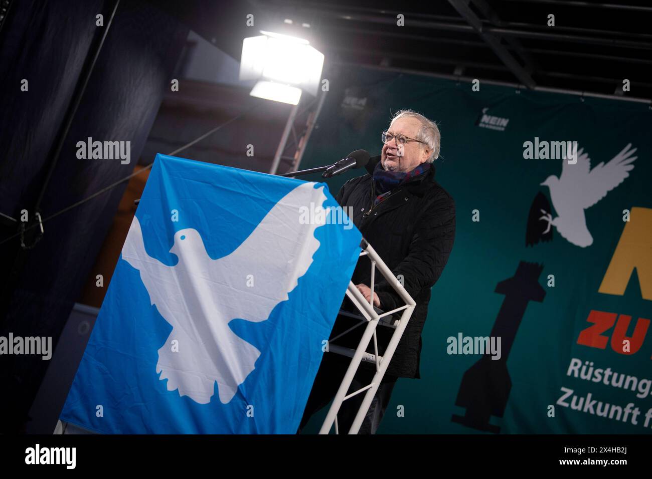 Michael Mueller - Friedensdemo Nein zu Kriegen DEU, Deutschland, Germania, Berlino, 25.11.2023 Rede von Michael Mueller , Vorsitzende Naturfreunde und Mitglied der SPD auf der Demonstration der deutschen Friedensbewegung unter dem motto Nein zu Kriegen Ruestungswahnsinn stoppen Zukunft friedlich und gerecht gestalten die Waffen nieder fuer Frieden und eine soziale Friedenspolitik am Brandenburger Tor in Berlin Deutschland . Der Protestation fordert einen Waffenstillstand a Gaza , Friedensverhandlungen sowie Ende der Sanktionen gegen Russland , Ende der Waffenlieferungen an die Ukraine und allgemein Foto Stock