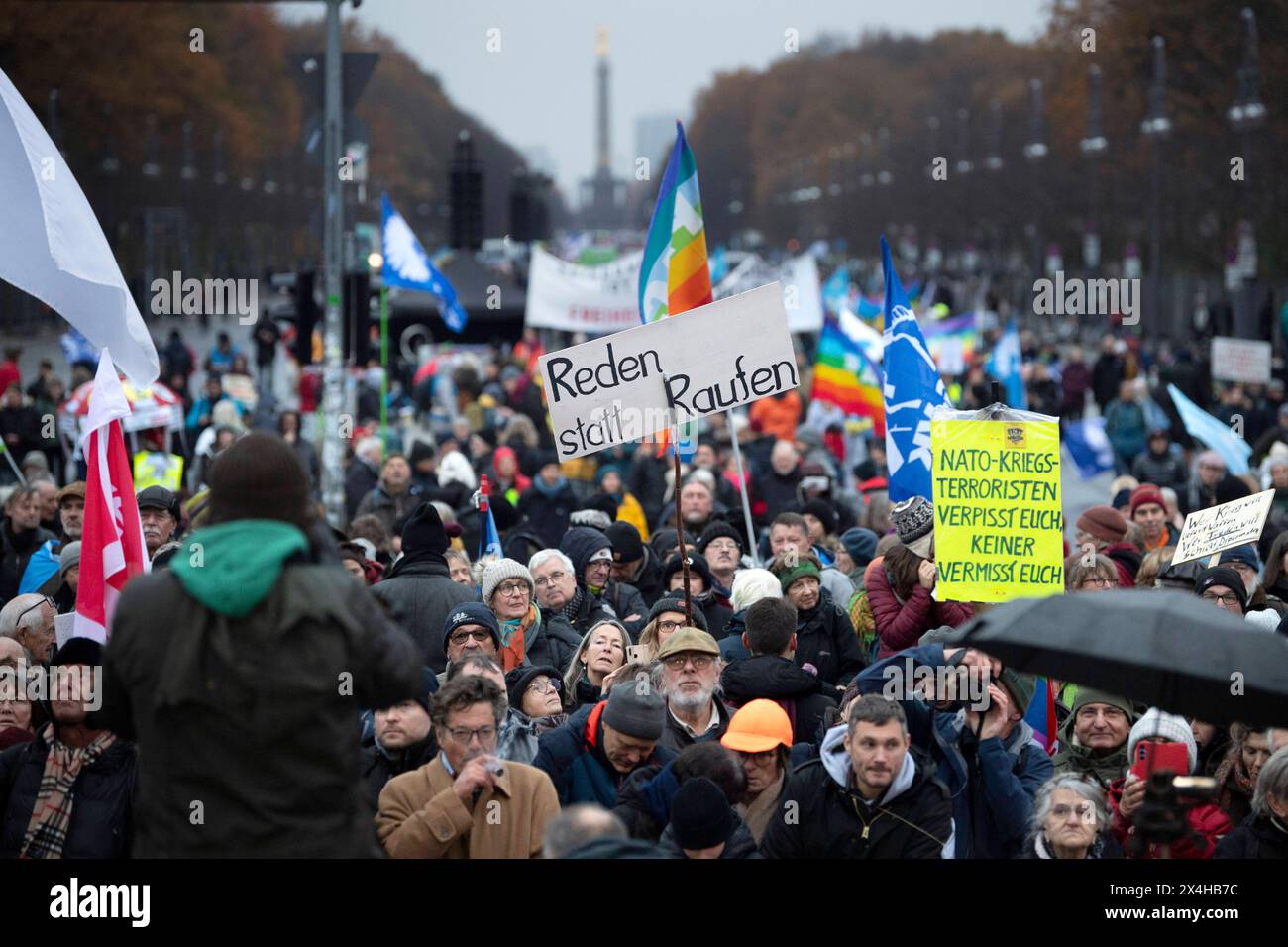 Friedensdemo Nein zu Kriegen DEU, Deutschland, Germania, Berlino, 25.11.2023 Demonstrant mit Schild Reden Statt Raufen auf der Demonstration der deutschen Friedensbewegung unter dem motto Nein zu Kriegen Ruestungswahnsinn stoppen Zukunft friedlich und gerecht gestalten die Waffen nieder fuer Frieden und eine soziale am Friedenburschland Deutschland Friedenschland TEU in Friedenschland Deutschland Deutschland. Der Protestation fordert einen Waffenstillstand a Gaza , Friedensverhandlungen sowie Ende der Sanktionen gegen Russland , Ende der Waffenlieferungen an die Ukraine und allgemein gegen Aufruestung en: Manifestante con discorsi di segno Foto Stock