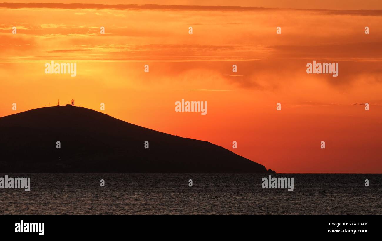 Tramonto di Bozcaada sull'isola Egeo dal quartiere di Geyikli nella città di Canakkale. Ore d'oro con mare e isola a Bozcaada. Foto Stock
