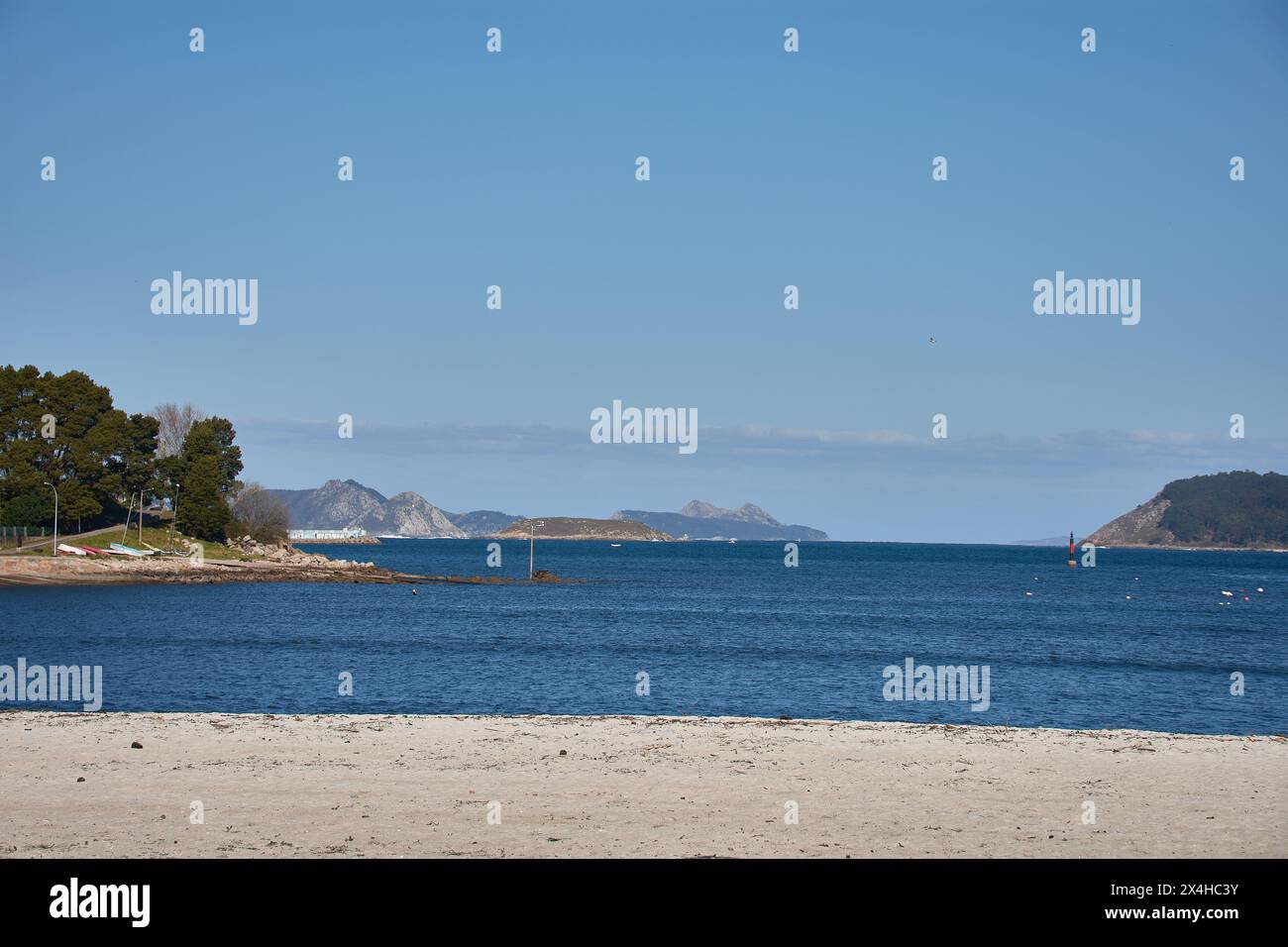 Spiaggia di Ladeira a Sabaris con sabbia fine e vista sulle Isole Estelas e Cies e sul Monte ferro Foto Stock