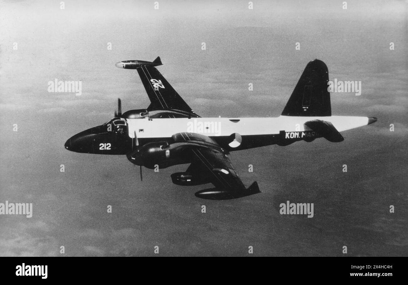 Primi anni '1960 – Un Lockheed P2V-7B Neptune pattuglia marittima e un aereo da guerra antisommergibile della Royal Netherlands Navy (MLD, Marine Luchtvaart Dienst). La variante 7B fu realizzata appositamente per gli olandesi e quindici furono consegnati al No. 321 Squadron tra il settembre 1961 e il febbraio 1962. Il 23 gennaio 1965, questo aereo, il No. 212, si schiantò nel Mare del Nord al largo di Katwijk durante un volo non autorizzato da due meccanici inebriati della stazione aeronavale di Valkenburg. Entrambi sono morti nell'incidente. Foto Stock