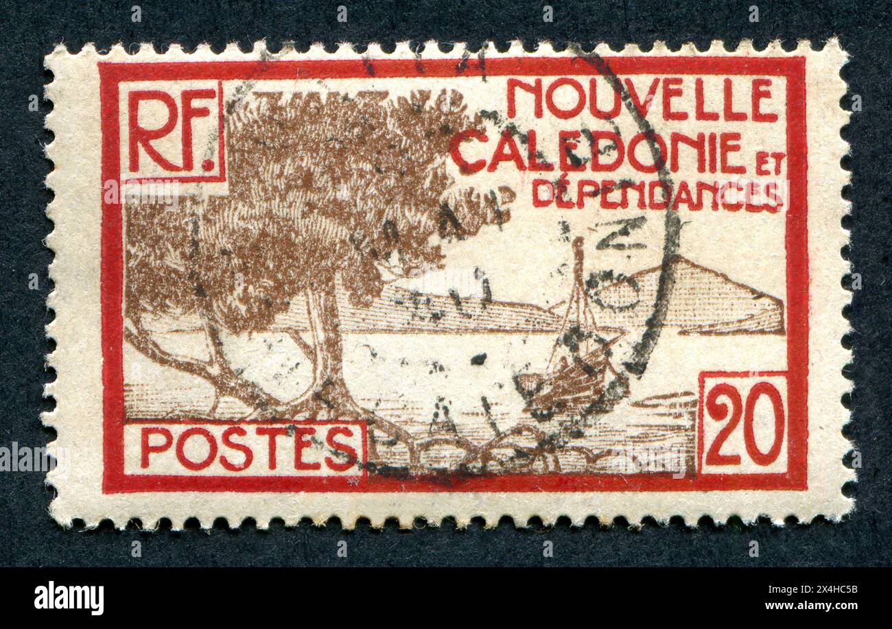 Circa 1928 - Un francobollo della nuova Caledonia & dipendenze da 20 centime emesso nel 1928. Foto Stock