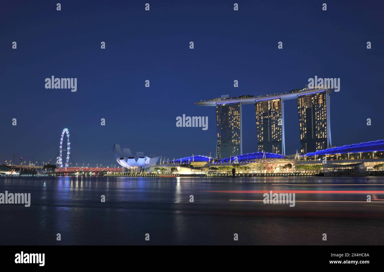 Splendida luce notturna sul lungomare della marina Bay di Singapore. Viaggia per Singapore. Viaggia per Singapore 싱가포르 여행 前往新加坡 シンガポールへの旅行 Foto Stock