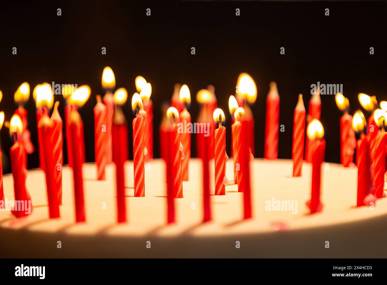 Goiania, Goias, Brasile – 27 aprile 2024: Dettaglio di diverse candele accese su una torta di compleanno. Foto Stock