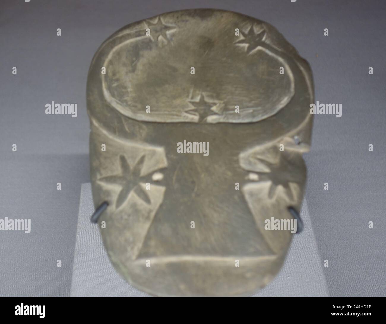 Oggetti del Museo Egizio, tavolozza con testa stilizzata di mucca, forse la rappresentazione della Dea Bat. Museo El Cairo Foto Stock