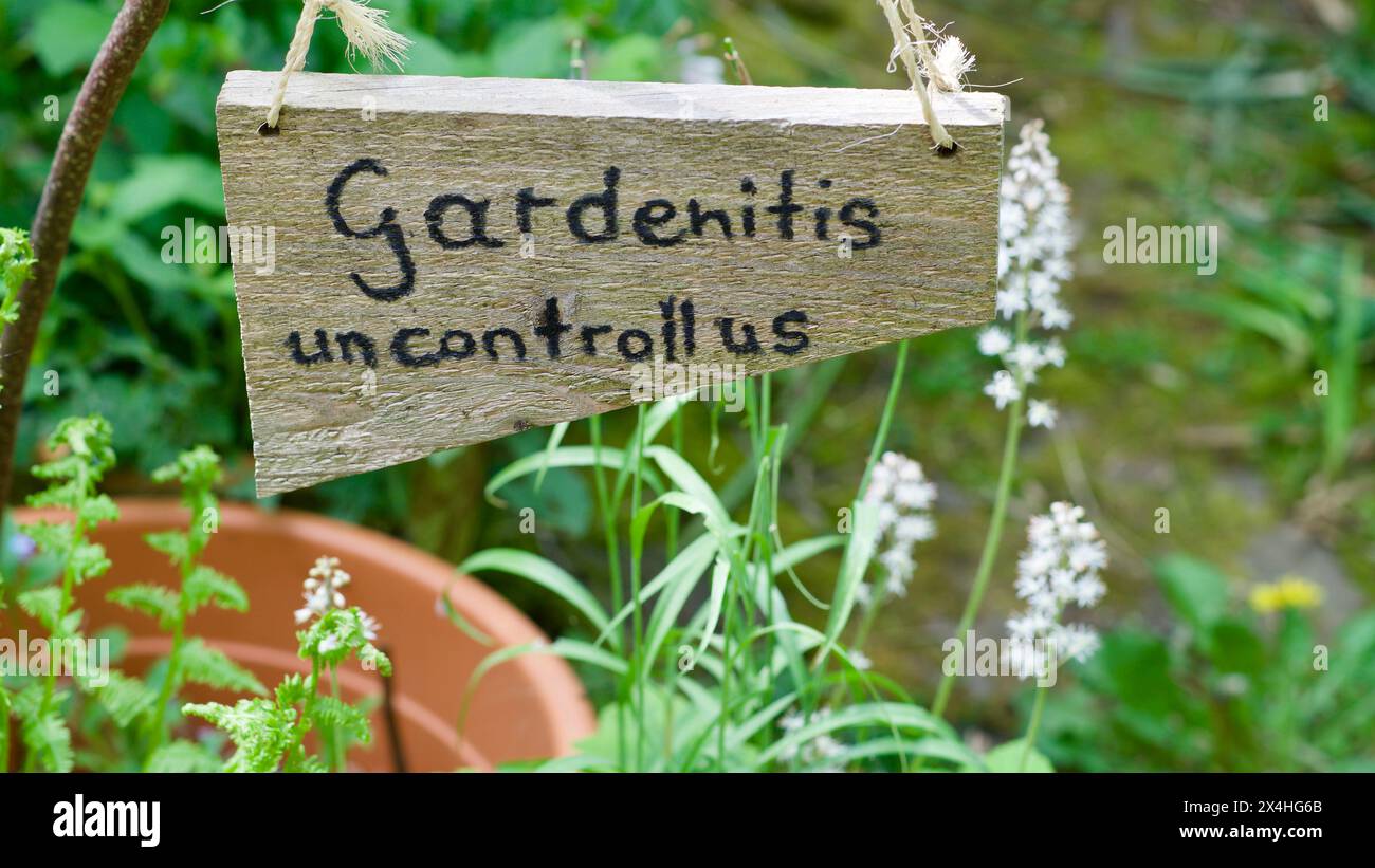 Un cartello in un giardino che dice: "Gardenias incontrollato”. Foto Stock