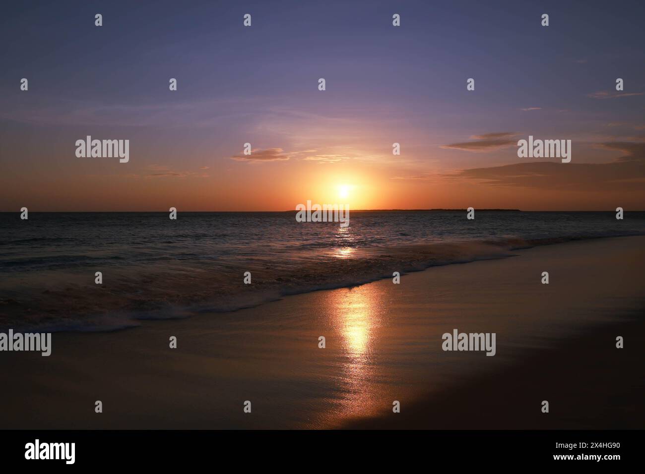 Tramonto sulla spiaggia. Tempo d'oro Foto Stock