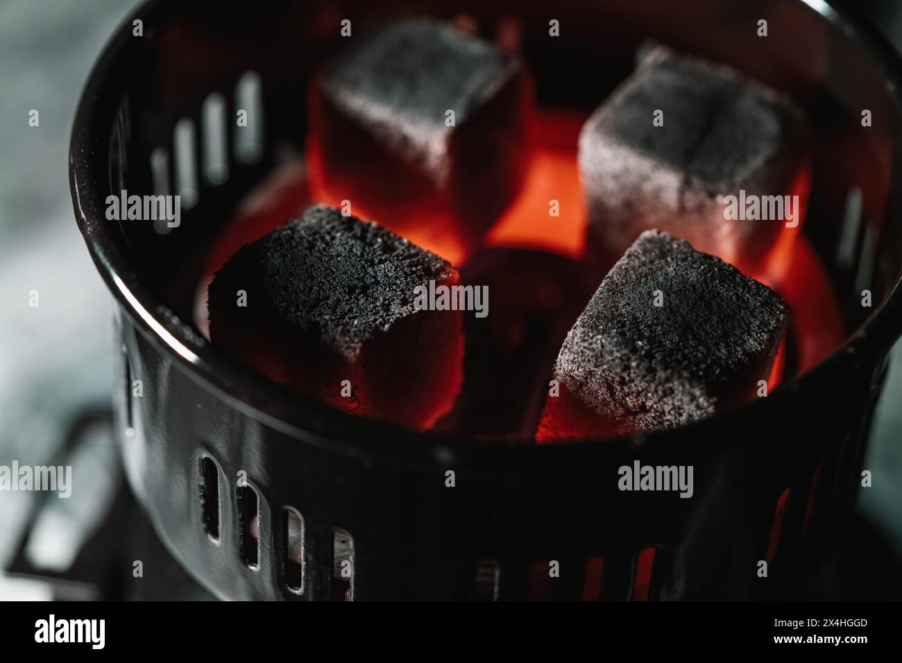 Brichette calde al carbone riscaldate in un accendino elettrico per shisha, pronto per fumare in una tradizionale lounge araba. Foto Stock