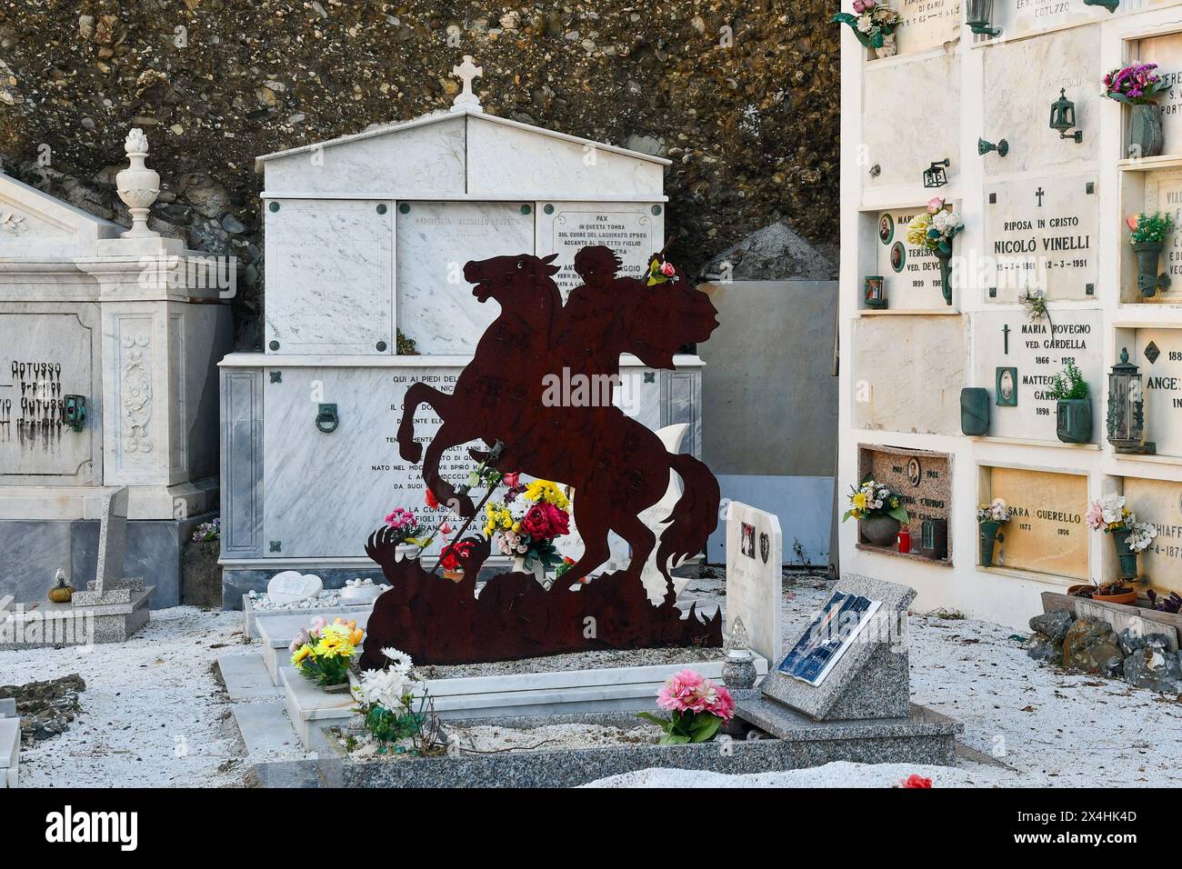 Silhouette metallica di San Giorgio e del Drago su un cimitero nel cimitero di Portofino, situato sul retro della chiesa di San Giorgio, Genova, Italia Foto Stock