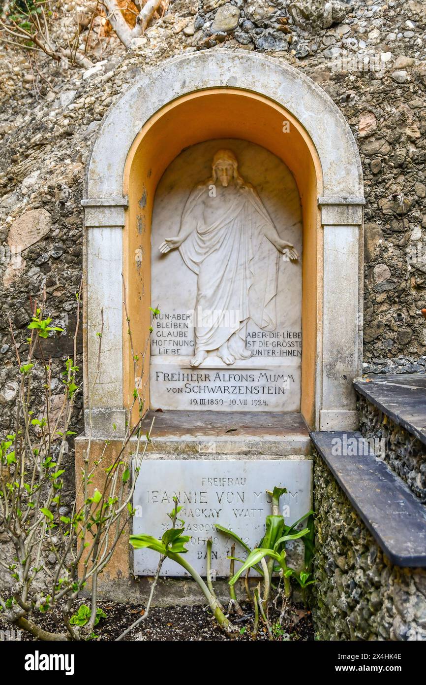 Cimitero del barone Alfons von Mumm e di sua moglie la baronessa Jeannie, proprietaria del Castello Brown, nel cimitero di Portofino, Genova, Liguria, Italia Foto Stock