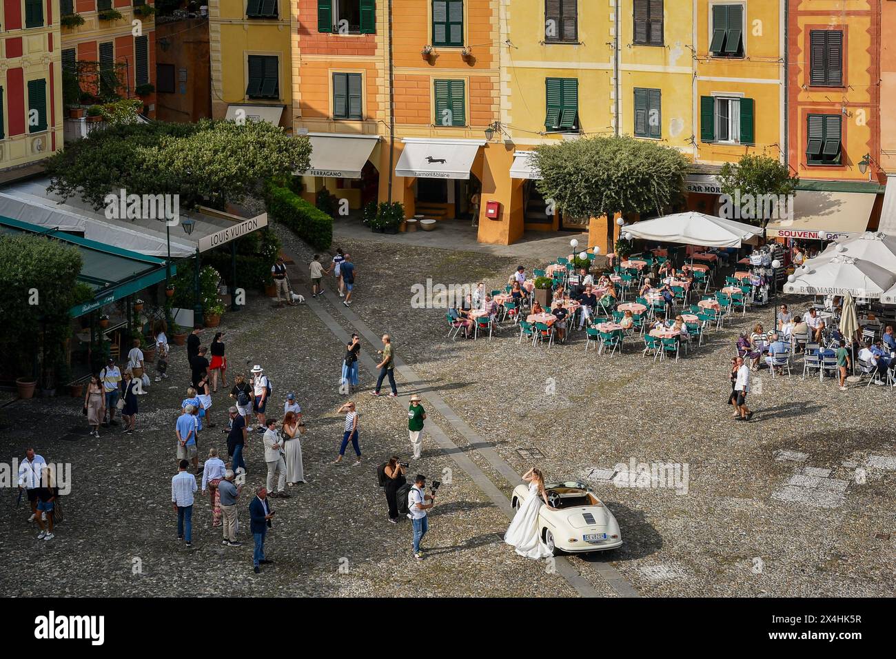 Vista in alto della famosa "Piazzetta" (piccola piazza) nel villaggio sul mare, con una sposa durante il servizio fotografico, Portofino, Genova, Liguria, Italia Foto Stock