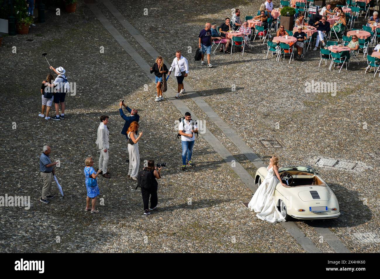 Vista in alto della famosa "Piazzetta" (piccola piazza) nel villaggio sul mare, con una sposa durante il servizio fotografico, Portofino, Genova, Liguria, Italia Foto Stock