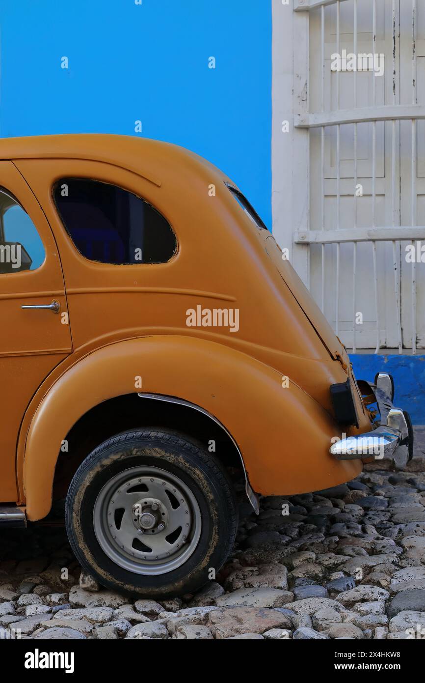 233 Carrot-Orange Almendron - Ford Classic del 1952 - parcheggiata accanto a una casa di epoca coloniale, strada nell'area di Plaza Mayor Square. Trinidad-Cuba. Foto Stock