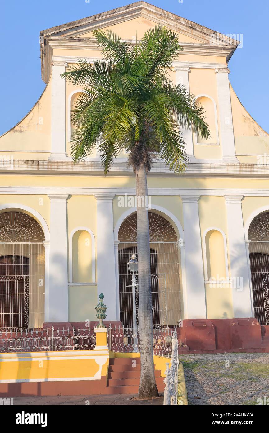 234 la Chiesa della Santissima Trinità in Plaza Mayor, rivolta a sud-ovest verso la facciata principale sotto il sole del tardo pomeriggio. Trinidad-Cuba. Foto Stock