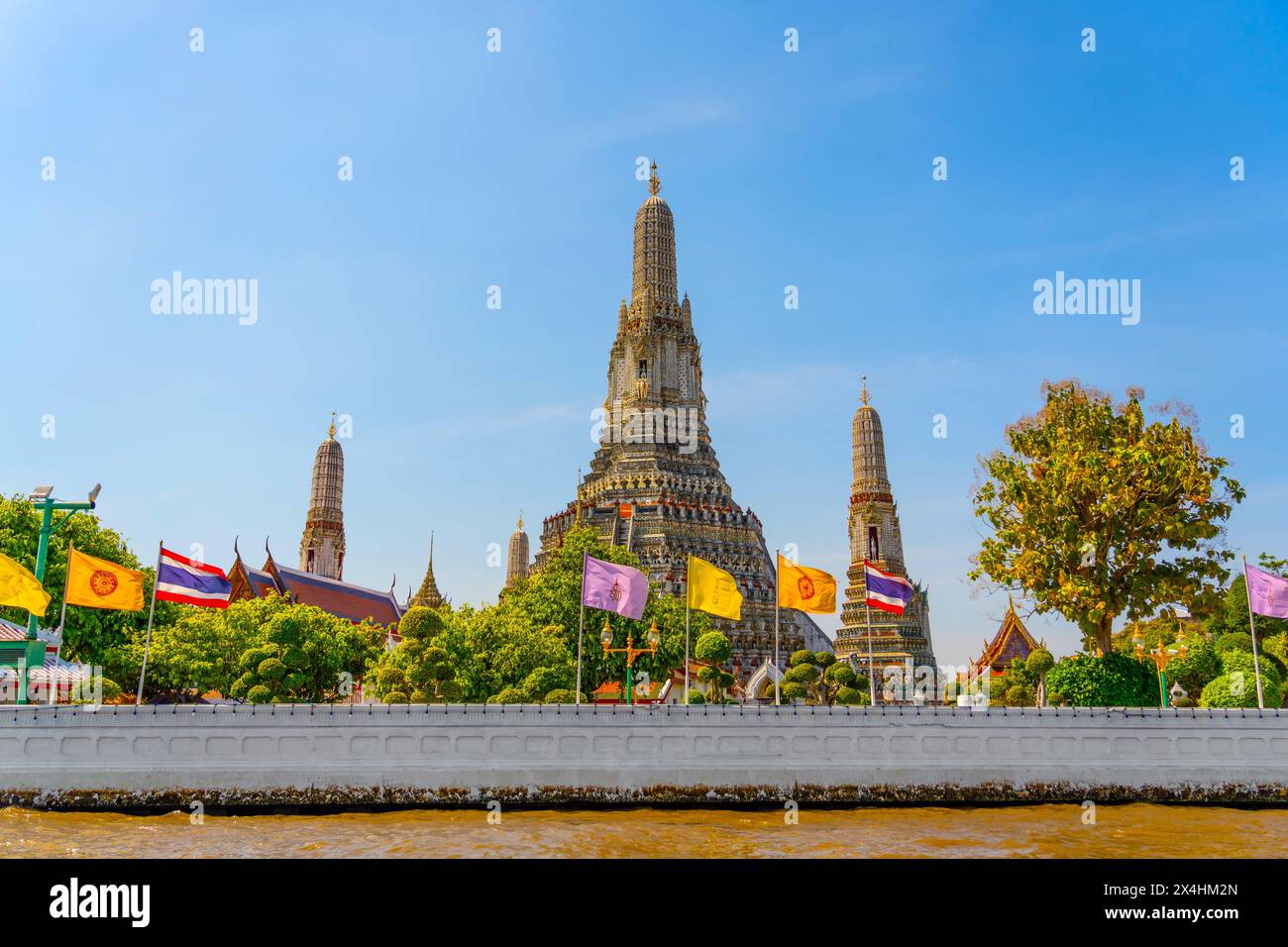 Vista dal fiume all'argine e al tempio Wat Arun nel tempio di Bangkok, Thailandia. Foto Stock