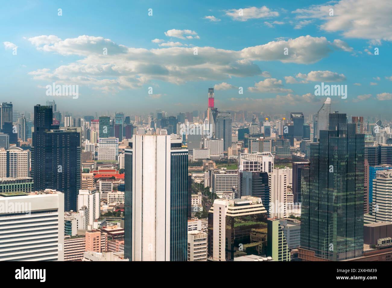 Vista aerea dei moderni edifici per uffici di Bangkok e del condominio nel centro città di Bangkok. Foto Stock