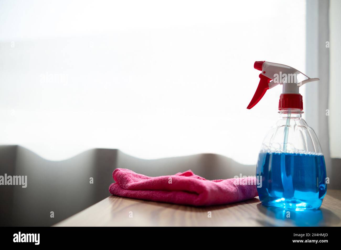 La soluzione detergente a base di disinfettante è preparata in un flacone spray per una facile spruzzatura per pulire gli interni degli uffici e le superfici dei mobili. Concetto di Foto Stock