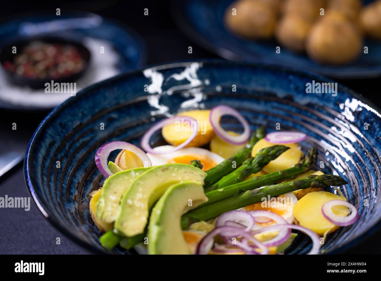 Insalata di patate con avocado, asparagi verdi e uova Foto Stock