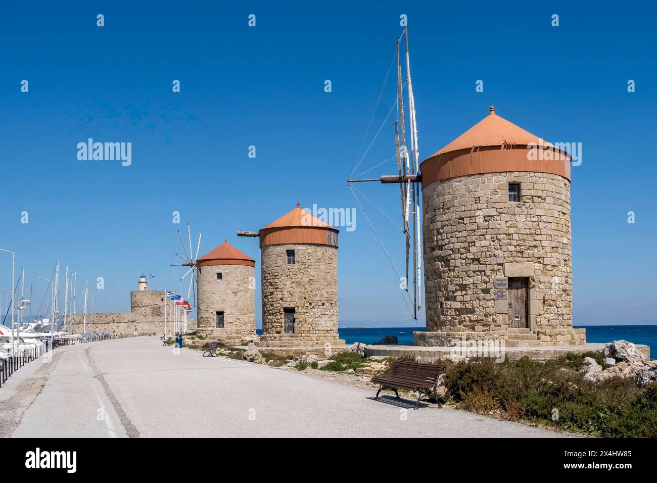 Mulini a vento sul molo al porto di Mandraki, Rodi, Rodi, Dodecaneso, Grecia Foto Stock