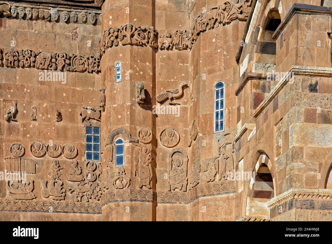 Chiesa armena della Santa Croce di Akdamar del X secolo, pareti esterne bassorilievi e sculture, Isola di Akdamar, Turchia Foto Stock