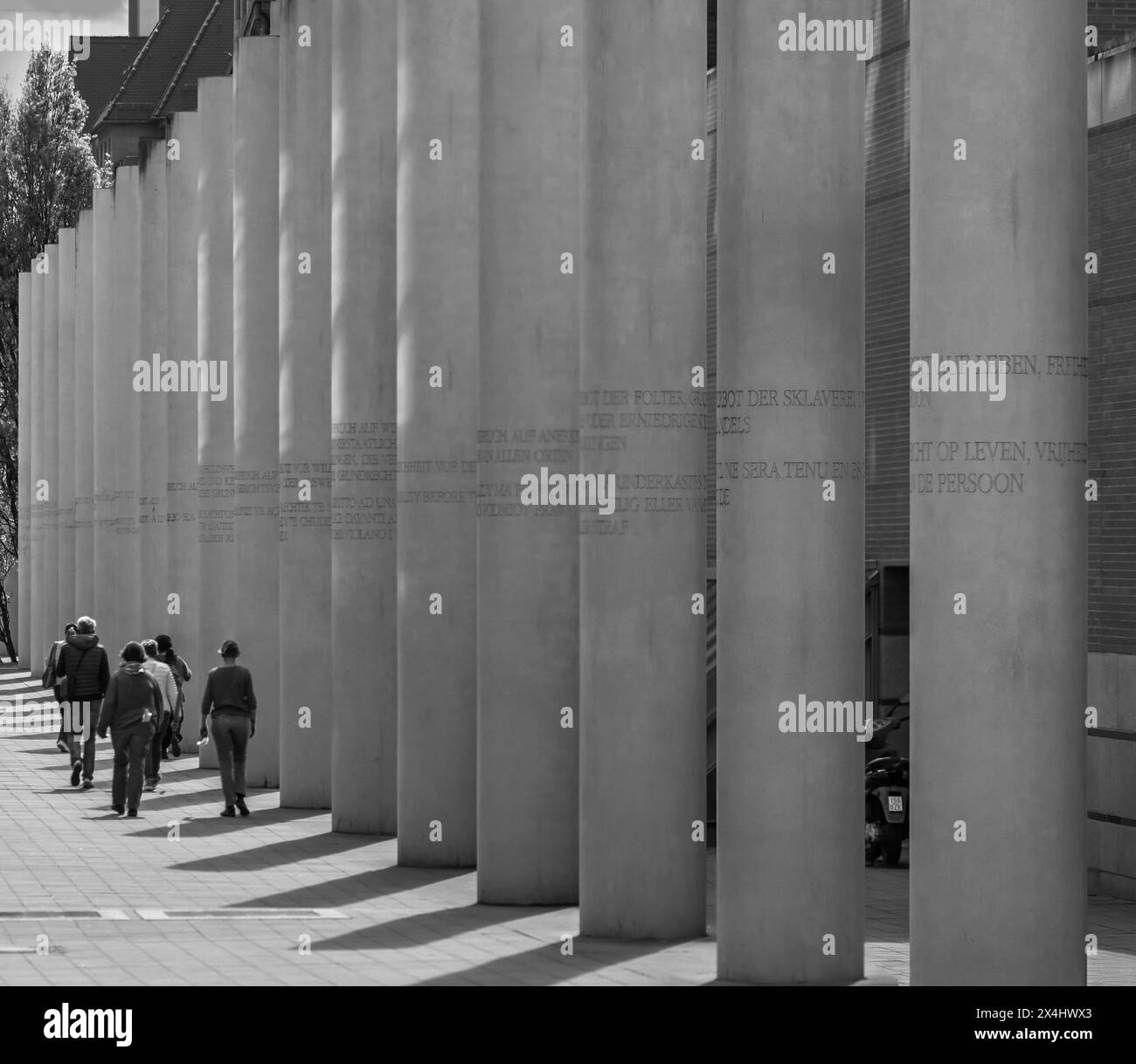 La strada dei diritti umani, un memoriale nel centro della città di Norimberga, creato dall'artista israeliano Dani Karavan, aperto nel 1993, Kartaeusergasse Foto Stock