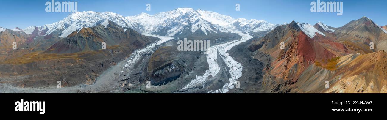 Vista aerea, panorama, paesaggio di alta montagna con morene e lingue glaciali, cime di montagna ghiacciate e innevate, Lenin Peak e. Foto Stock