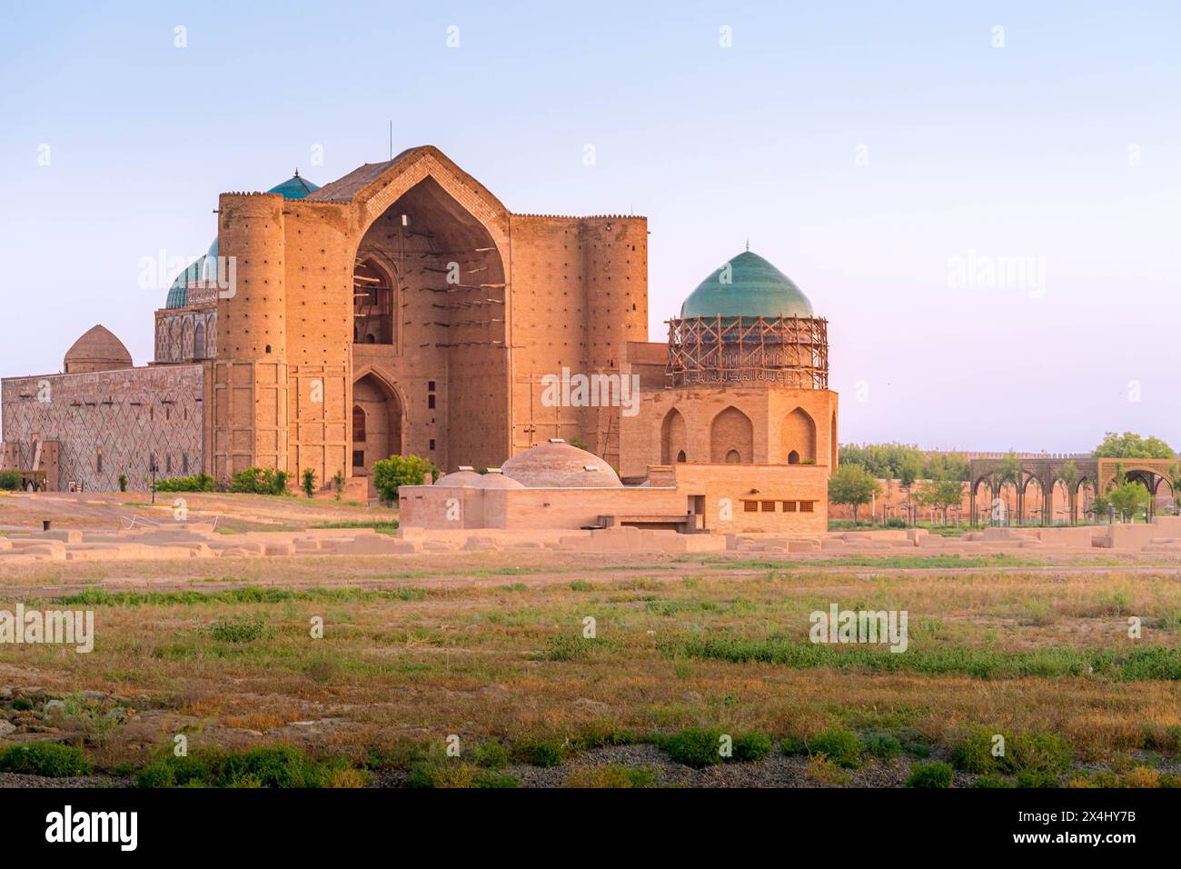 Il mausoleo del poeta turco Khoja Ahmed Yasawi nella città di Turkestan, nel Kazakistan meridionale durante le calde giornate estive. Foto Stock