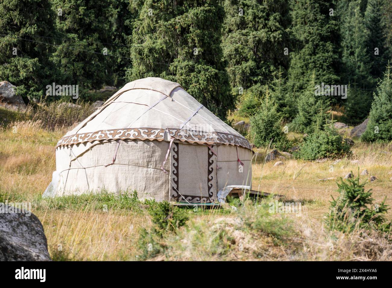 Yurta di fronte a una foresta, Kirghizistan Foto Stock