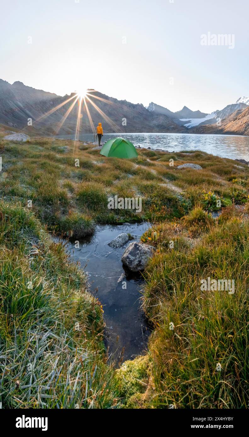 Escursionista, campeggio nella natura selvaggia, lago di montagna nel Tien Shan, lago Ala-Kul, Kirghizistan Foto Stock