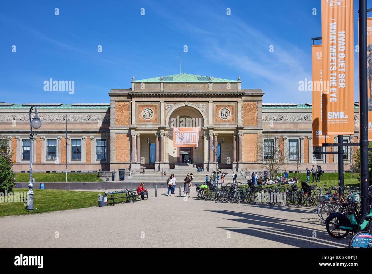 Statens Museum for Kunst (Galleria Nazionale della Danimarca), ingresso con striscione per la mostra Giacometti (2024); Copenaghen, Danimarca Foto Stock